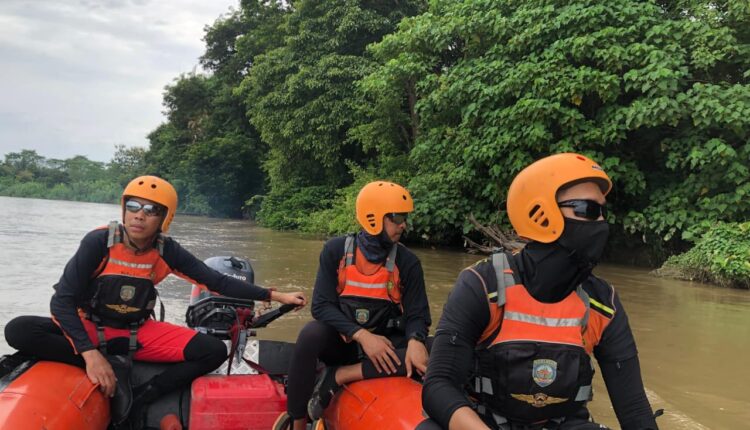 Tim SAR Gabungan saat mencari korban di Sungai Siguci. (Foto: Basarnas Palembang)
