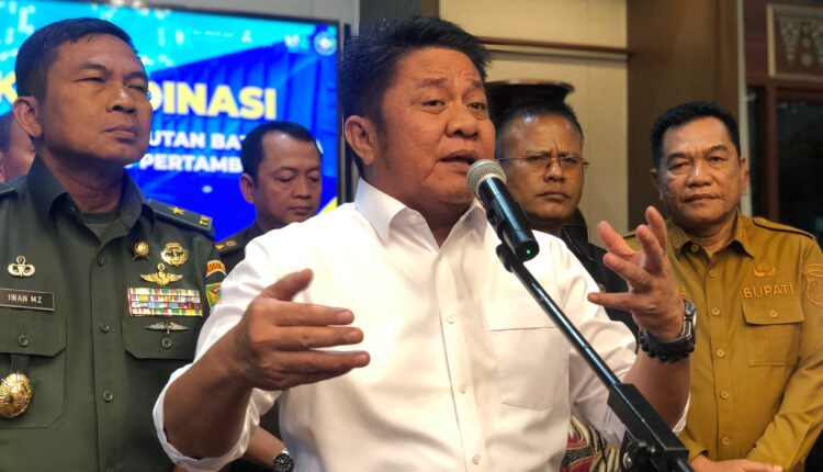 Gubernur Sumsel, Herman Deru saat diwawancara usai rapat Koordinasi Kesiapan Pemberlakuan Angkutan Bata Baru di Griya Agung. (Foto: Tia)
