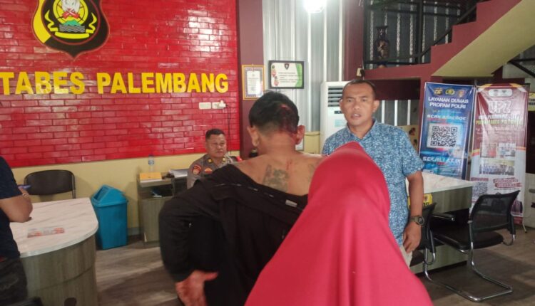 Korban berbaju hitam membuat Laporan Polisi.