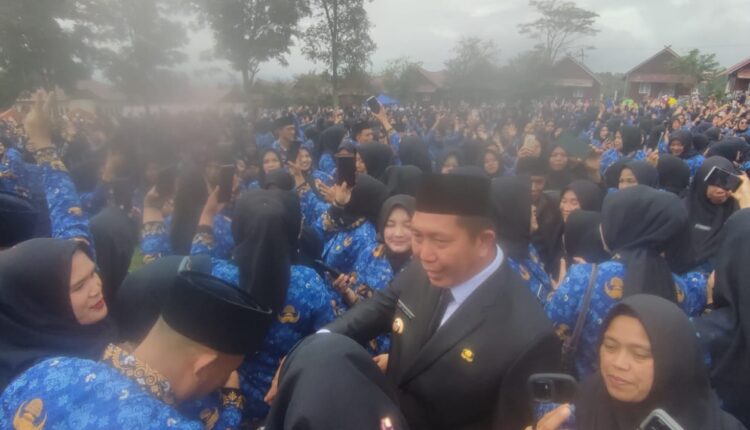 Walikota Pagar Alam Ludi Oliansyah memberikan ucapan selamat kepada PPPK paruh waktu yang dilantik. 