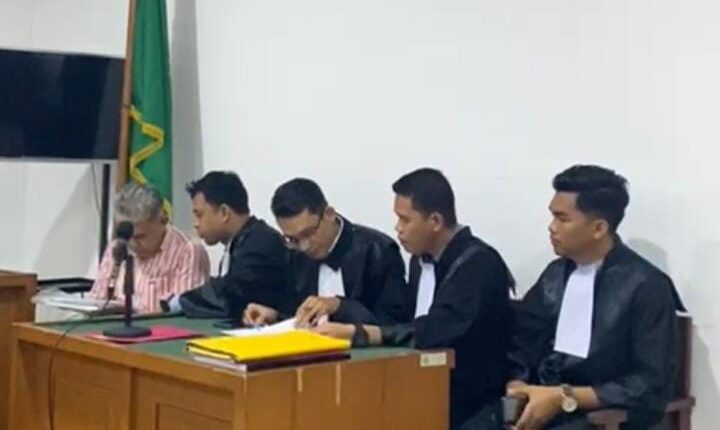 Tim kuasa hukum Aprizal, bacakan nota pembelaan di persidangan yang digelar di PN Palembang.