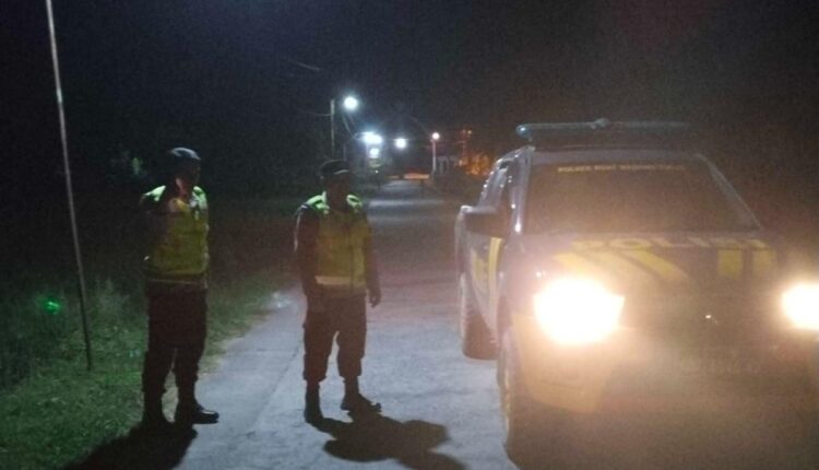 Personel Polsek Buay Madang Timur melaksanakan KRYD dan patroli subuh di Jalan Desa Kumpul Rejo, Kecamatan BMT.