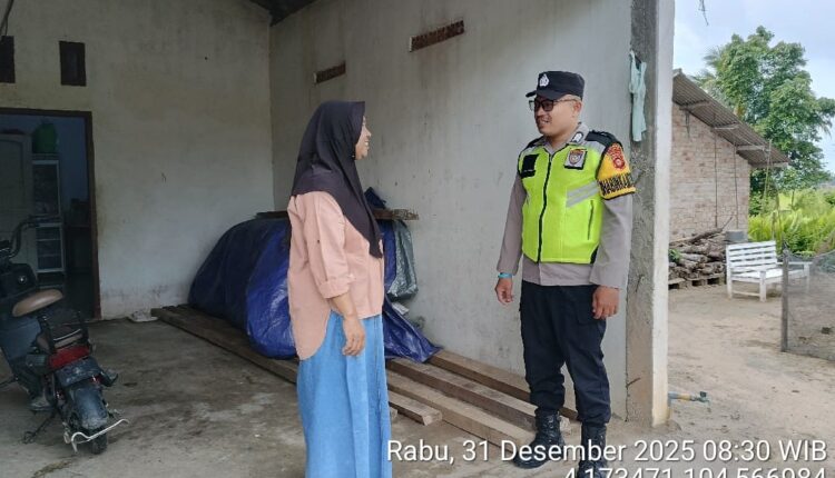 Personel Polsek Buay Madang Timur melaksanakan sambang dan sampaikan himbauan kamtibmas.