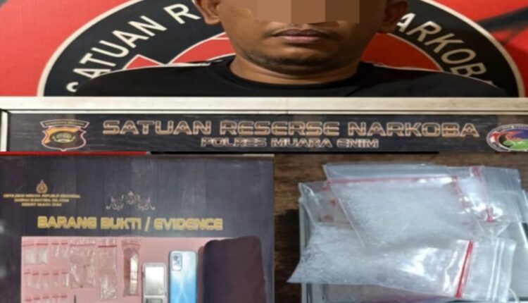 Tersangka beserta barang bukti saat diamankan di Polres Muara Enim. (Foto: Dokumen Polisi)