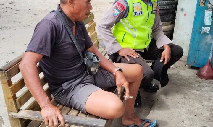 Personel Polsek Buay Madang Timur melaksanakan sambang dan menyampaikan himbauan Kamtibmas.