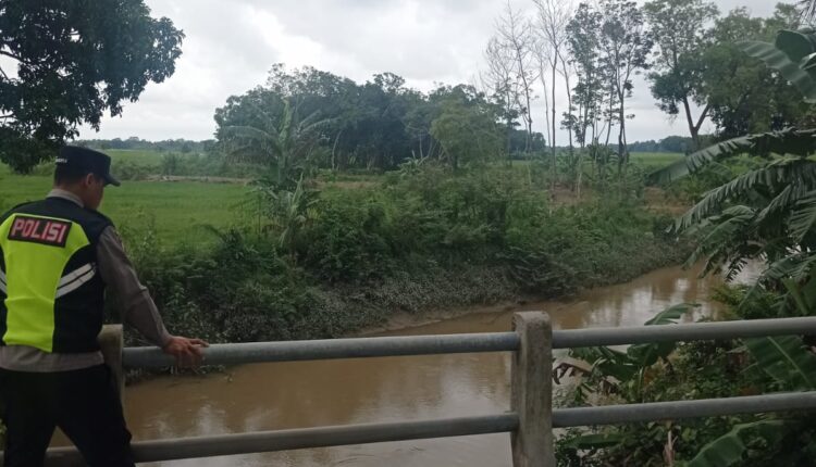 Personel Polsek Buay Madang Timur melaksanakan giat pengecekan debit air Sungai Macak di Desa Sukoharjo.