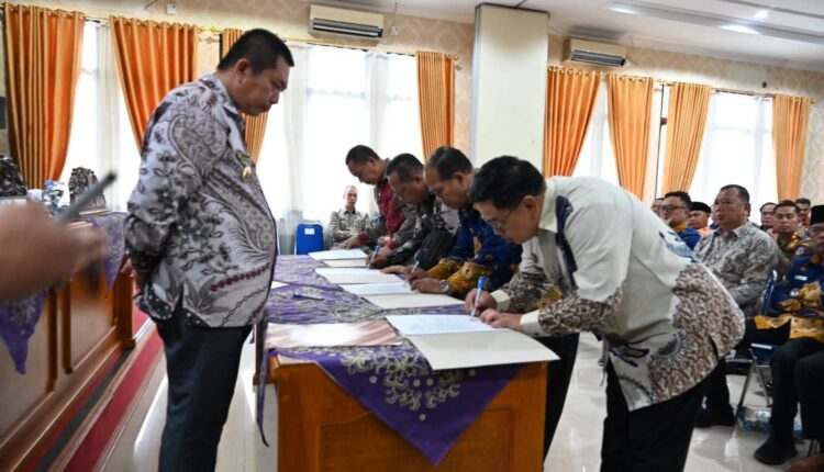 Penandatanganan fakta integritas pejabat Pemkot Pagar Alam. 