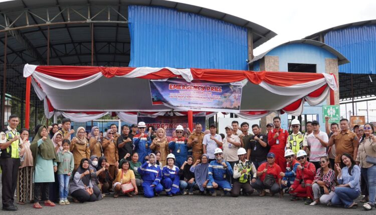 Foto bersama usai pelaksanaan simulasi kedaruratan (emergency drill) di Fuel Terminal (FT) Lahat.