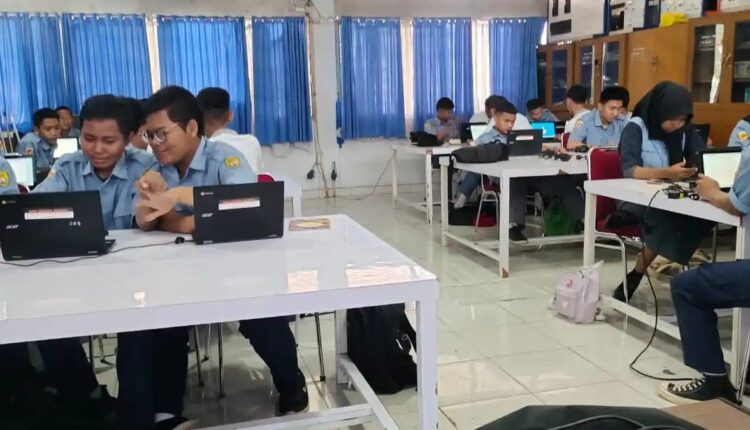 Para siswa SMK Negeri Sumsel Palembang saat menggunakan Chromebook.