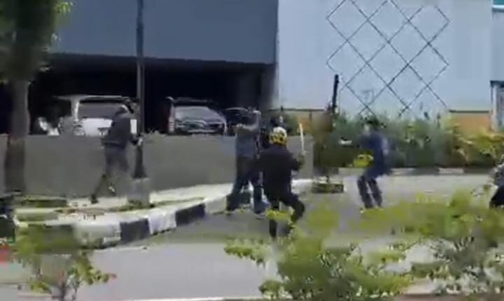 Aksi saling serang antar kelompok yang terjadi di depan PS Mall Palembang.
