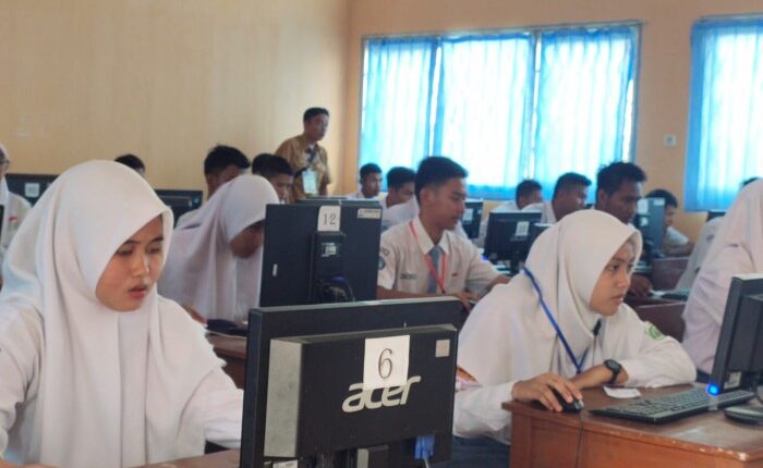 Siswa SMK N 7 Palembang mengikuti pembelajaran melalui komputer.