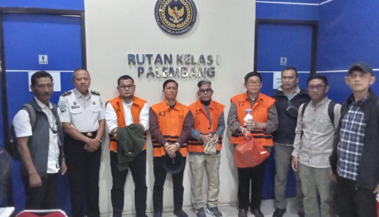 Empat tersangka dugaan korupsi dana Pokir DPRD OKU resmi ditahan di Rutan Tipikor Pakjo Palembang oleh KPK sebagai persiapan menghadapi persidangan di Pengadilan Tipikor Palembang.