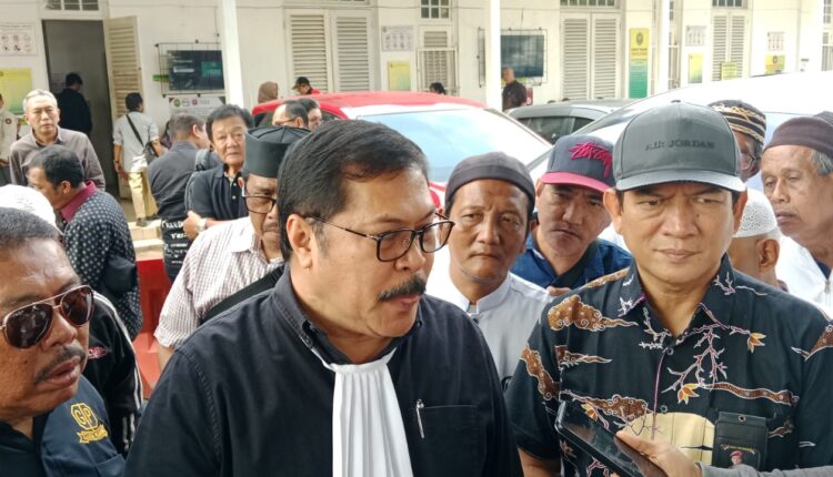 Tim penasihat hukum Haji Halim dipimpin Jan Maringka memberikan keterangan usai sidang eksepsi di PN Kelas IA Palembang.