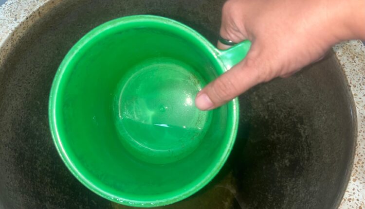 Bak mandi yang dapat menjadi sarang nyamuk. (Foto: Tia)
