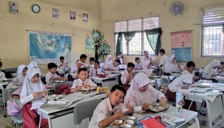 Para pelajar tengah menikmati MBG.