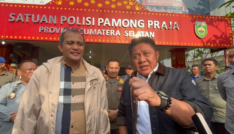 Wakil Menteri Hukum RI, Edward Omar Sharif Hiariej bersama Gubernur Sumsel, Herman Deru usai melakukan kunjungan kerja di Kantor Satpol PP Provinsi Sumatra Selatan, pada Selasa (13/01/2026). (Foto: Tia)