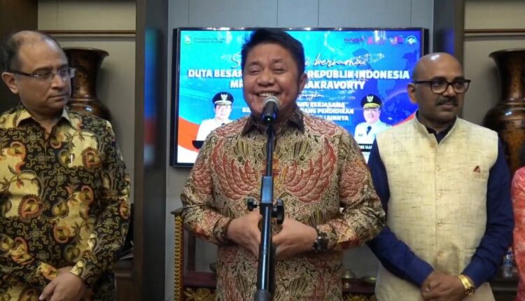Duta Besar India untuk Indonesia, Sandeep Chakravorty (kiri) bersama Gubernur Sumsel, Herman Deru (tengah).