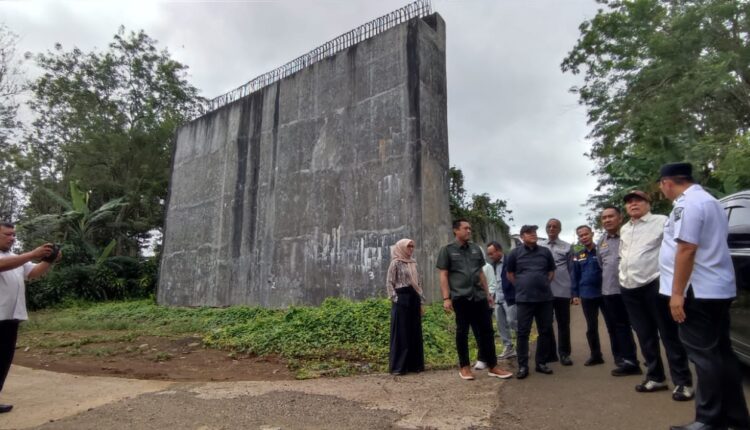 Walikota Pagar Alam bersama anggota DPRD Prov Sumsel meninjau dua lokasi jembatan yang hampir 10 tahun mangkrak. 