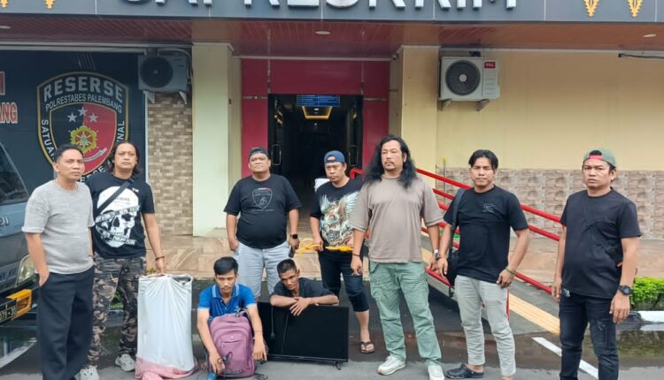 Dua orang pelaku pencurian digiring ke Polrestabes Palembang.