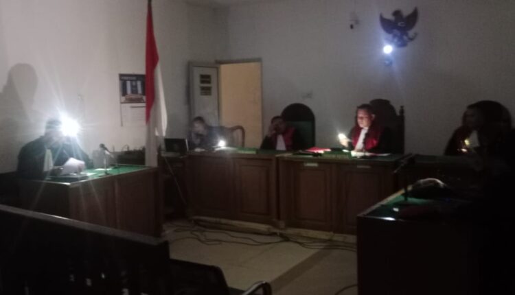 Suasana persidangan di Pengadilan Negeri Palembang saat Jaksa Penuntut Umum membacakan tuntutan pidana terhadap terdakwa Wahyu Ramadan, yang mengikuti sidang pembacaan tuntutan secara daring dari Lapas Pakjo Palembang.