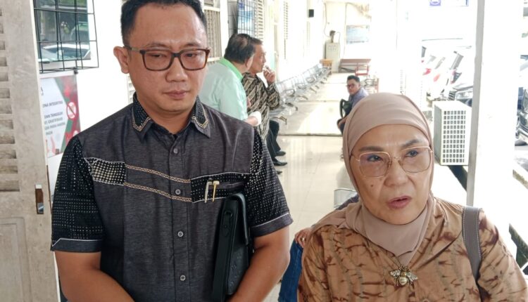 Tim kuasa hukum Alex Noerdin, Titis Rachmawati, didampingi Redho Junaidi.