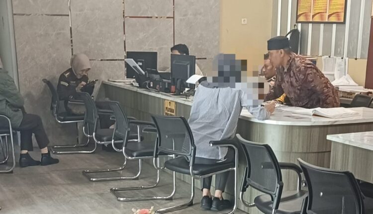 Korban membuat Laporan Polisi.