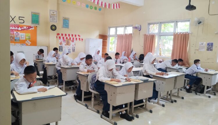 Siswa sedang mempersiapkan diri dalam menghadapi TKA.