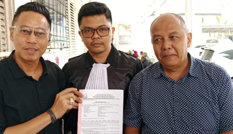 Penasihat hukum terdakwa Benny Murdani, bersama rekannya Toto Wibowo, dan M Anugerah Al Abin.