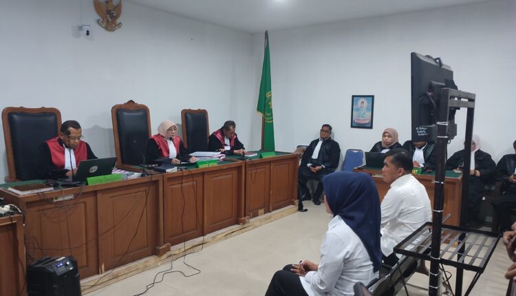 Terdakwa Fitrianti Agustinda bersama terdakwa Dedi Sipriyanto saat mengikuti sidang pembacaan tuntutan kasus dugaan korupsi pengelolaan dana PMI Kota Palembang di Pengadilan Negeri Tipikor Palembang.