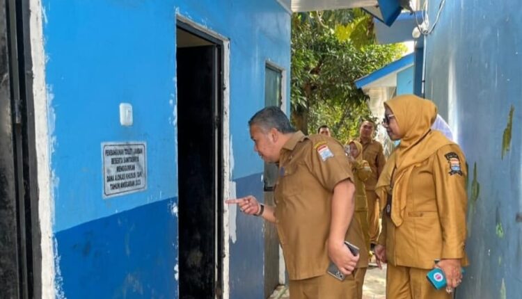 Kepala Dinas Pendidikan Kota Palembang, M Affan Prapanca, tengah meninjau langsung infrastruktur sekolah.