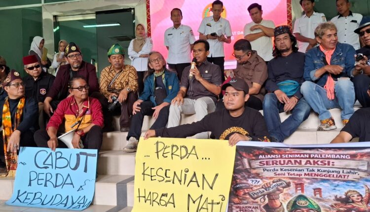 Para pendemo saat menggelar aksi damai di depan Gedung DPRD Kota Palembang. (Foto: Ist)