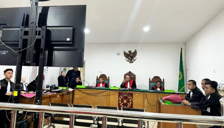 Terdakwa Ikim Bin Abdul Rahman saat mengikuti sidang pembacaan putusan oleh Majelis Hakim Pengadilan Negeri Palembang secara daring dari Lapas Pakjo Palembang.