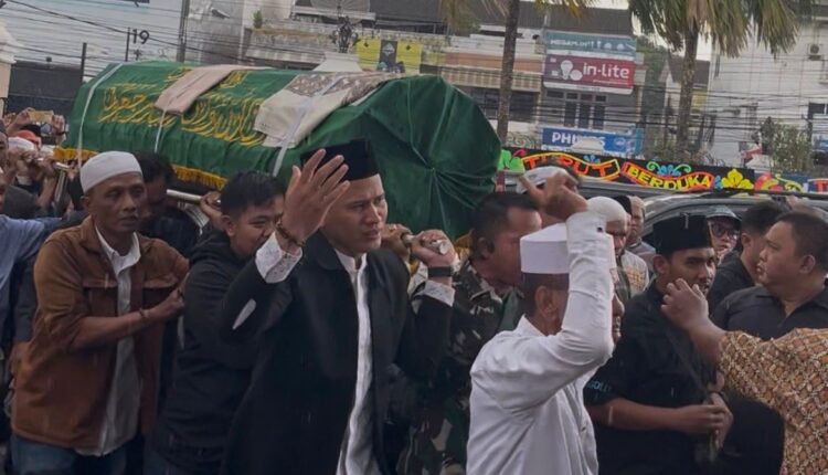 Jenazah Alm Kemas H Abdul Halim Ali saat alm dikebumikan di halaman belakang rumahnya di Jl. Dr. M. Isa, Palembang. (Foto: Tia)