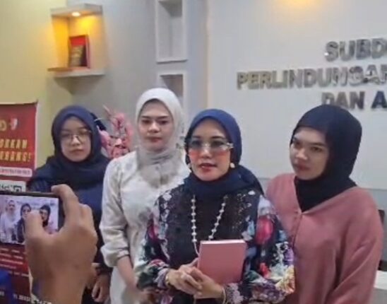 Tim kuasa hukum korban dari LBH Bima Sakti.