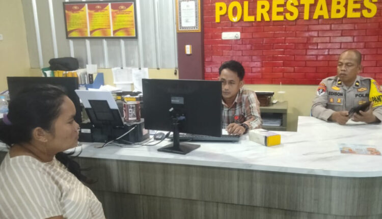 Ibu korban membuat Laporan Polisi.