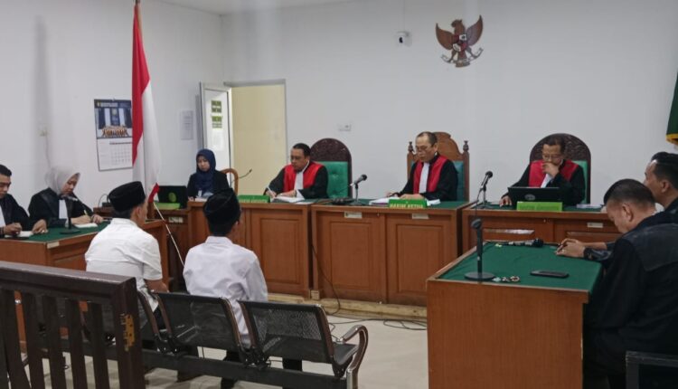 Dua terdakwa kasus korupsi dana Forum Kades Kecamatan Pagar Gunung saat menjalani sidang putusan di Pengadilan Tipikor Palembang.