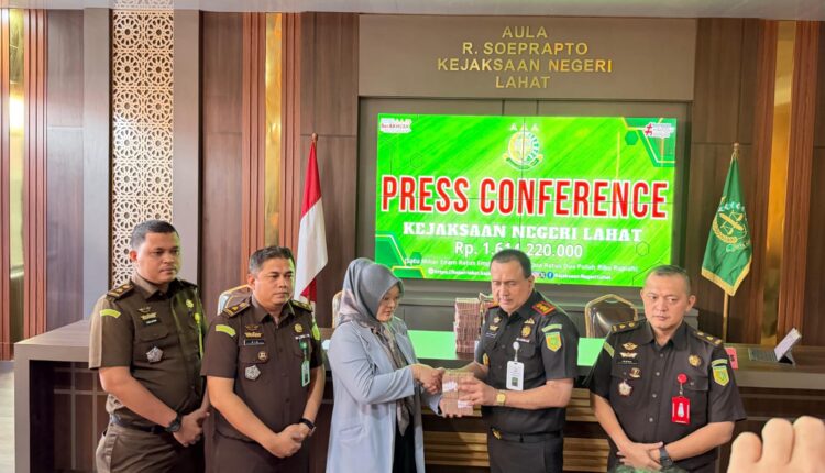 Kejari Lahat eksekusi uang pengganti korupsi Peta Desa 2023 dan selamatkan Rp1,6 miliar uang negara.