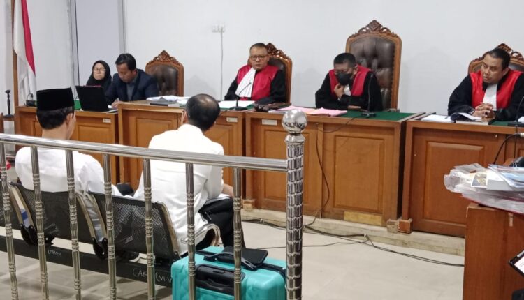 Terdakwa Harnojoyo dan Reimar Yosnadi, mengikuti sidang lanjutan kasus dugaan korupsi proyek revitalisasi Pasar Cinde di Pengadilan Tipikor Palembang.