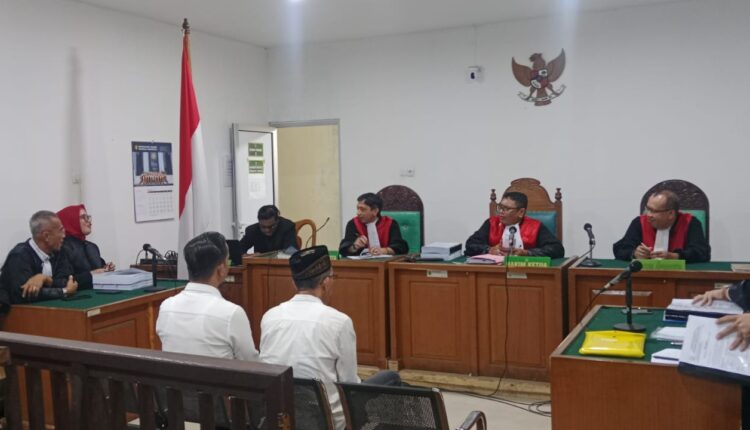 Terdakwa Panji Rangga Kusuma dan Achmad Faisal mengikuti sidang pembacaan tuntutan di Pengadilan Tipikor Palembang.
