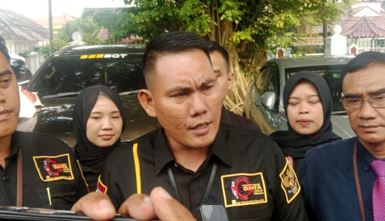 Penasihat hukum terdakwa Robi Vitergo, Sapri Samsudin, memberikan keterangan usai sidang perkara dugaan korupsi dana Pokir DPRD OKU di Pengadilan Negeri Palembang.