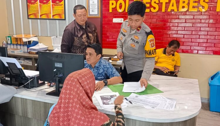 Ibu korban membuat Laporan Polisi.
