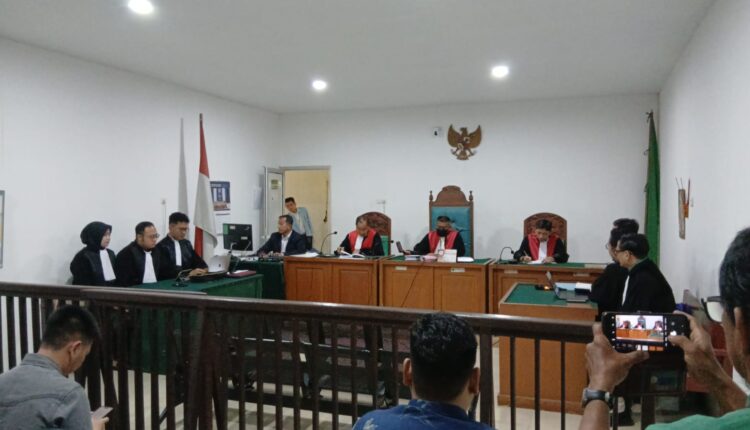Suasana persidangan perkara Tipikor almarhum Haji Halim diskors, Majelis Hakim menilai SKP2 yang diajukan JPU belum lengkap.