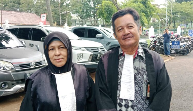 Tim penasihat hukum terdakwa Bobby Asia dan Edwin Firdaus, A Rizal, didampingi Eka Sulastri, saat ditemui di Pengadilan Negeri Palembang.