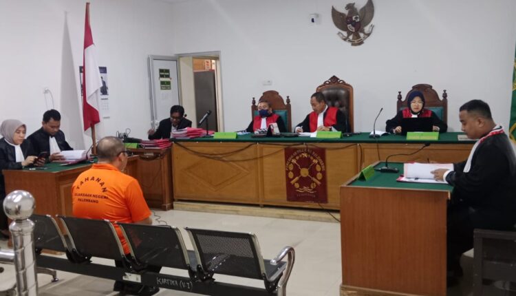 Terdakwa Novran Hansya Kurniawan saat menghadiri persidangan di Pengadilan Negeri Palembang.
