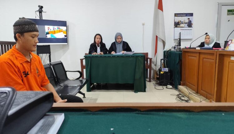 Terdakwa Ario Candra Saputra saat mengikuti sidang tuntutan di PN Palembang.
