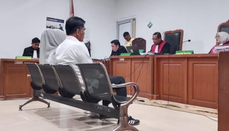 Terdakwa kasus korupsi pengelolaan Biaya Pengganti Pengolahan Darah (BPPD) PMI Palembang, Fitrianti Agustinda dan Dedi Sipriyanto, saat mengikuti sidang pembacaan vonis di Pengadilan Tipikor Palembang.
