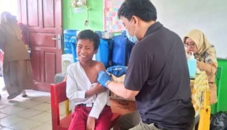 Ilustrasi vaksinasi DBD pada siswa sekolah dasar.