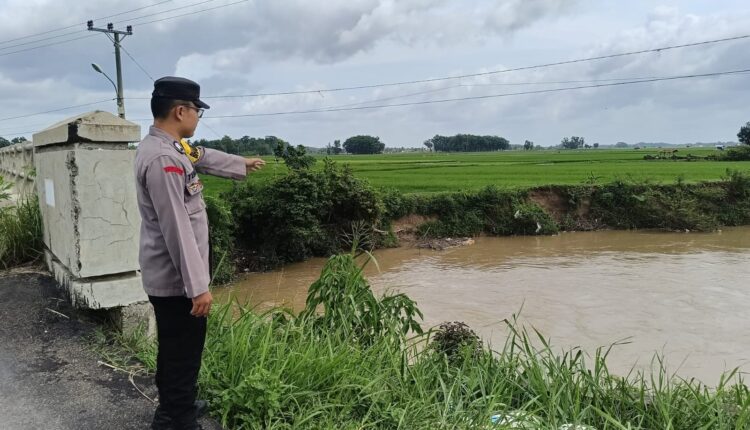 Personel Polsek Buay Madang Timur melaksanakan pengecekan debit air Sungai Macak yang ada di Desa Kedu.