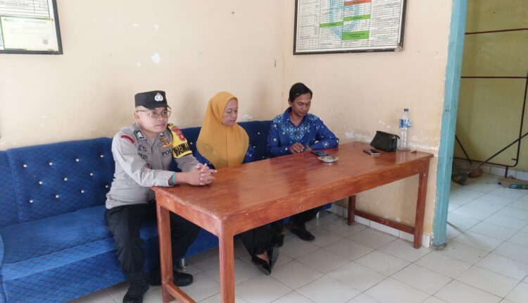 Personel Polsek Buay Madang Timur melaksanakan sambang silaturahmi dan himbauan kamtibmas di Kantor Desa Kedu.