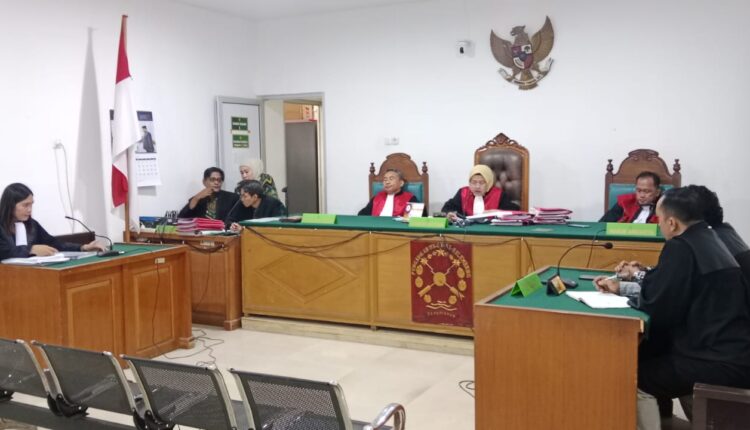 Saat majelis hakim Pengadilan Negeri Palembang membacakan amar putusan terhadap delapan terdakwa perkara perusakan fasilitas umum yang mengikuti sidang secara daring.